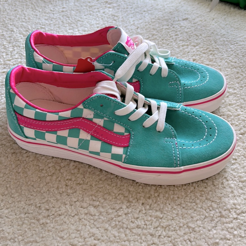 New van’s off the wall retro style! Teal, white  & pink. US women 7.5, men 6